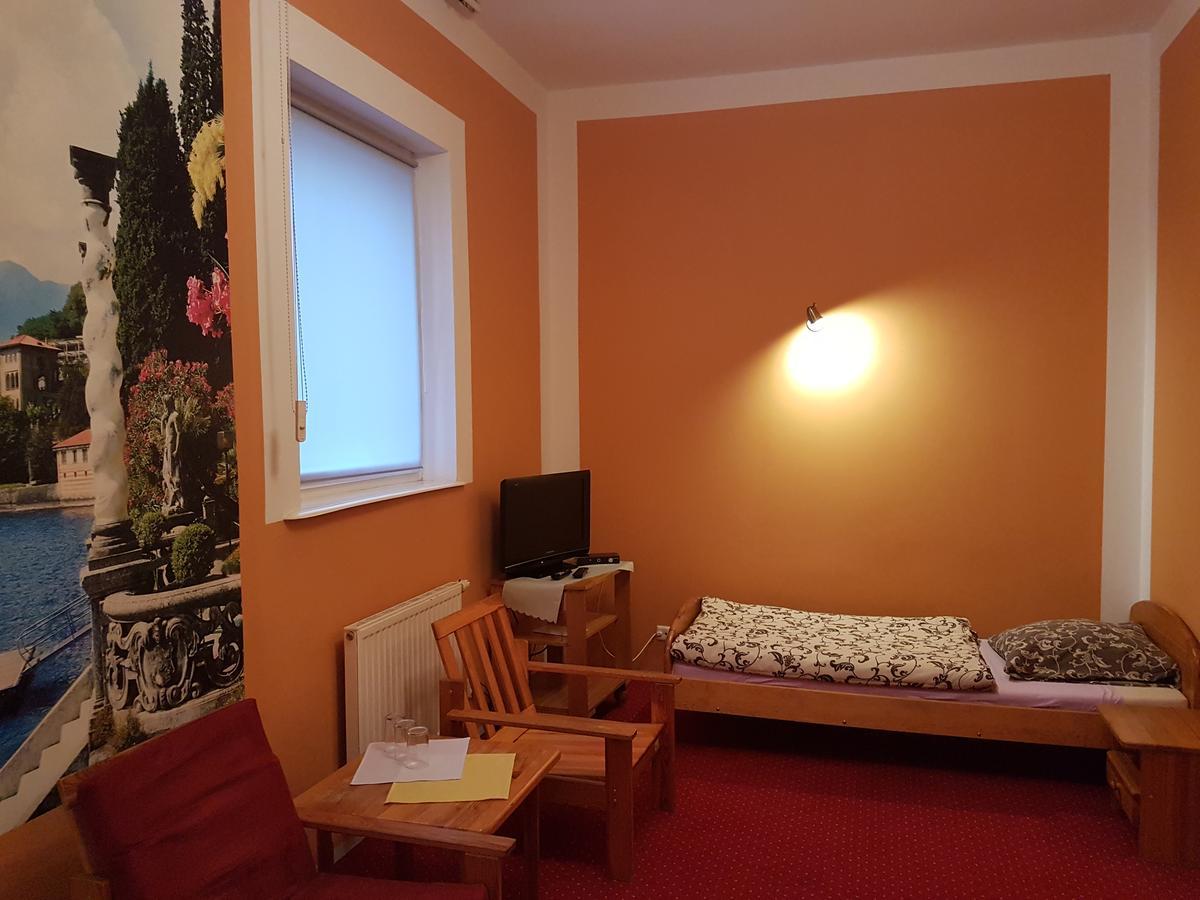 Hôtel Chrobry à Szprotawa Extérieur photo